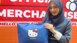 Tas Hello Kitty Jadi Cara Inara Rusli Dekatkan Anak ke Suplemen Propolis