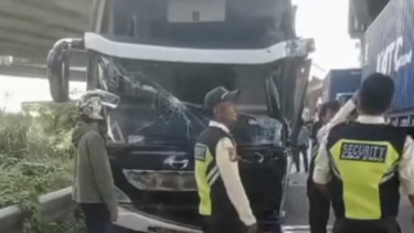 Sebuah bus pariwisata terlibat dalam insiden mengerikan di kawasan industri MM2100, Cikarang, Kabupaten Bekasi, Jawa Barat, pada Senin 14 April 2025.