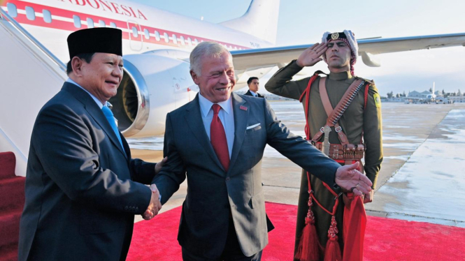 Presiden RI Prabowo Subianto disambut langsung Raja Yordania Abdullah II bin Al-Hussein di Bandar Udara Militer Marka, Amman, Yordania (sumber foto: Biro Pers Sekretariat Presiden)