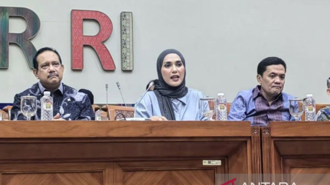 Wakil Ketua Komisi III DPR RI Sari Yuliati (tengah)