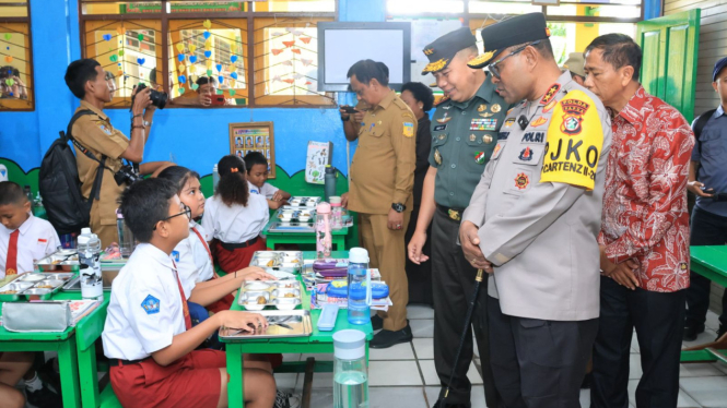 Pangdam XVII/Cenderawasih  Mayjen TNI Rudi Purwito dan Kapolda Papua Irjen Pol Patrige Renwarin  saat tinjau pemberian makan bergizi gratis 