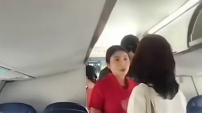 Anggota DPRD Sumut saat cekcok dengan pramugari di dalam pesawat.(tangkap layar)