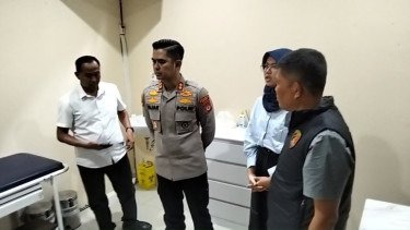 Kapolres Garut AKBP Mochmmad Fajar Gemilang mengecek tempat praktek ruangan pemeriksaan USG , dimana oknum dokter kandungan melakukan pelecehan terhadap pasiennya.