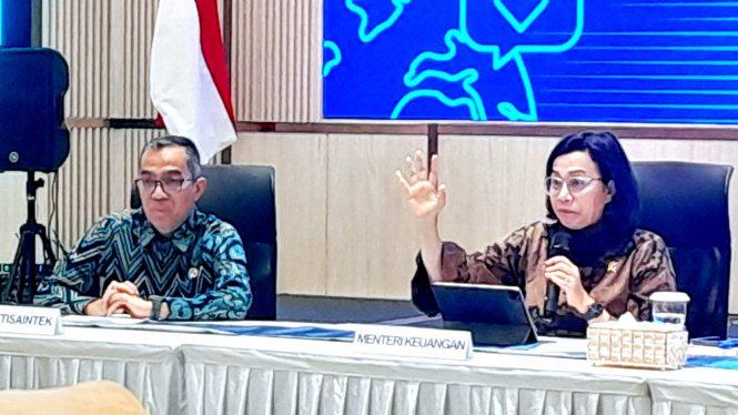 Menteri Keuangan, Sri Mulyani Indrawati bersama Menteri Dikti Saintek, Brian Yuliarto, dalam konferensi pers di kantor Kementerian Dikti Saintek, kawasan Senayan, Jakarta Pusat, Selasa, 15 April 2025