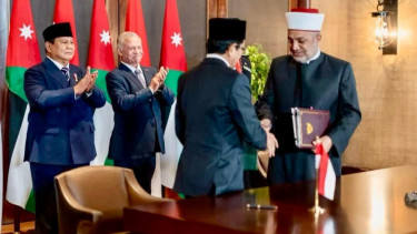 Menag Nasaruddin umar salaman usai penandatanganan kerja sama di Yordania