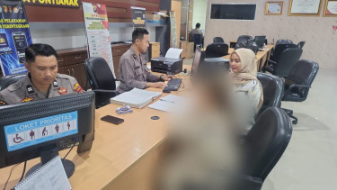 Petugas kepolisian mengambil keterangan dari ramaja 17 tahun yang dianiaya oleh pelanggan open BO, di Polresta Pontianak, Kalbar, beberapa waktu lalu.