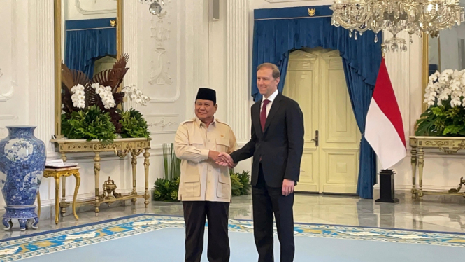 Presiden RI Prabowo Subianto menyambut kedatangan Wakil Pertama Perdana Menteri Federasi Rusia, Denis Manturov di Istana Merdeka, Jakarta Pusat, Selasa, 15 April 2025.