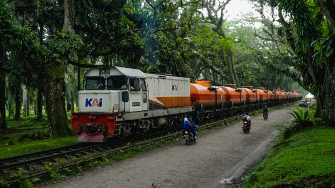 Aktivitas kereta api mengangkut barang.(dok KAI Sumut)