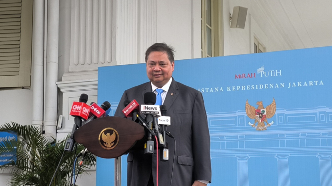 Menteri Koordinator bidang Perekonomian Airlangga Hartarto dalam konferensi pers di Kompleks Istana Kepresidenan, Jakarta Pusat, Selasa, 15 April 2025