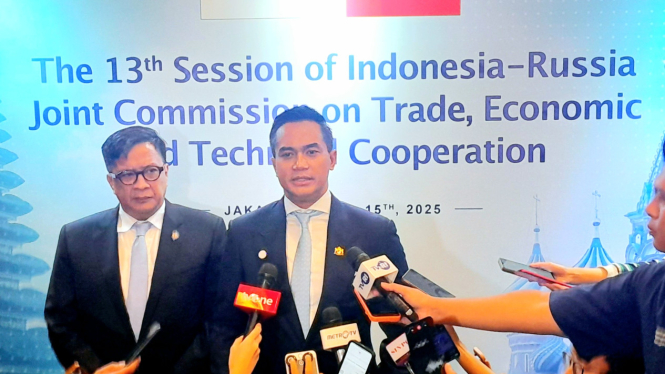 Ketua Umum Kadin Indonesia, Anindya Bakrie, dalam konferensi pers di kantor Kemenko Perekonomian, Jakarta, Selasa, 15 April 2025