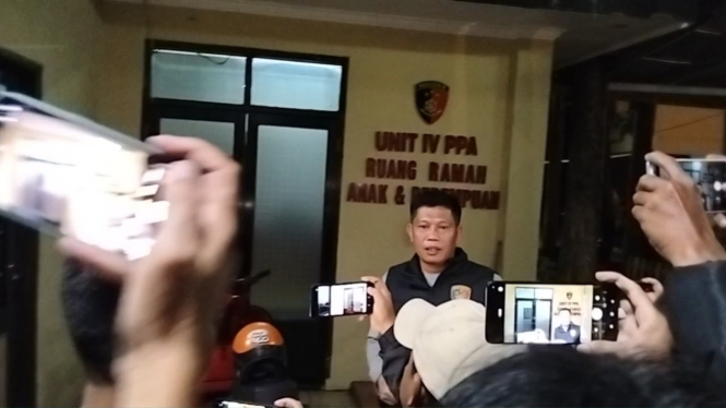 Kasat Reskrim Polres Garut, AKP Joko Prihatin Saat Memberikan Keterangan Pers Terkait Kasus Oknum Dokter Yang Lecehkan Pasien 