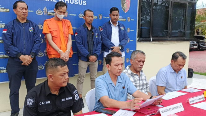 Wakil Direktur Kriminal Khusus Polda Kalsel, AKBP Riza Muttakin, saat memimpin konferensi pers terkait kasus pengancaman dan asusila di Mako Polda Kalsel - Foto Dok Muhammad Faidurrahman