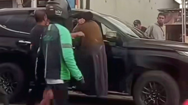 Viral perempuan bergantungan di pintu mobil Pajero Sport