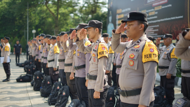 Persiapan personel Polresta Tangerang mengamankan PSU Kabupaten Serang.