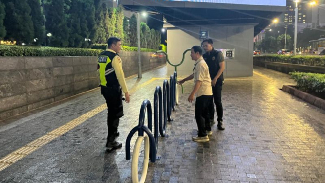 Polisi mengecek TKP pencurian sepeda di Stasiun MRT Setiabudi Astra