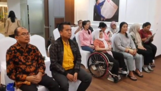 Para pemain sirkus yang tergabung dalam Oriental Circus Indonesia (OCI) datang ke Kementerian HAM untuk mengadukan dugaan kekerasan fisik yang dialami selama bermain di Taman Safari