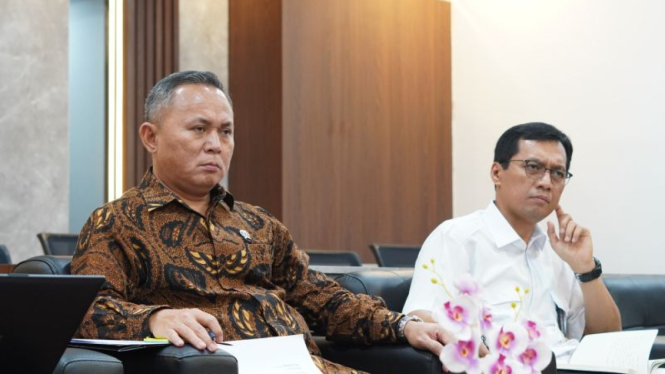 Wakil Menteri Hak Asasi Manusia Mugiyanto (kiri) saat menerima audiensi mantan pekerja Oriental Circus Indonesia di Kantor Kementerian HAM, Jakarta, Selasa (15/4/2025).