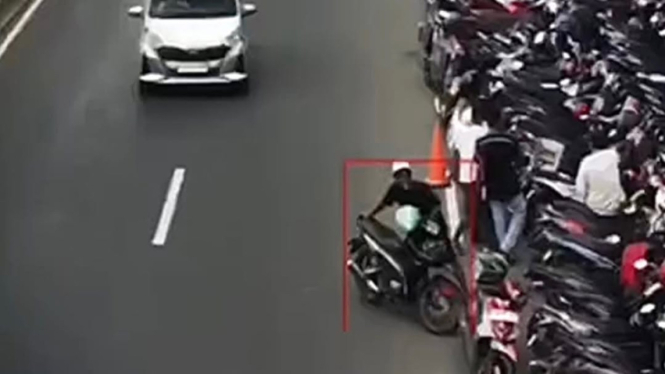 Heboh! Tukang Parkir Ini Kena Tilang ETLE Saat Pindahkan Motor