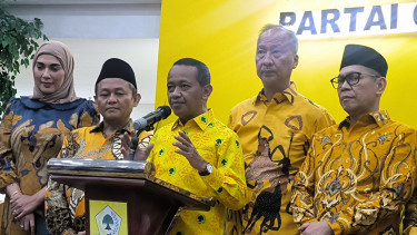 Ketua Umum Partai Golkar, Bahlil Lahadalia (tengah) di Kantor DPP Partai Golkar, Jakarta Barat 