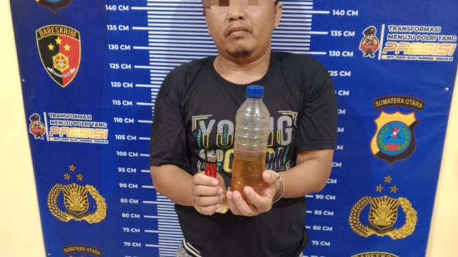 NS, pelaku pembakaran rumah saat diamankan petugas kepolisian.(dok Polsek Teluk Mengkudu)