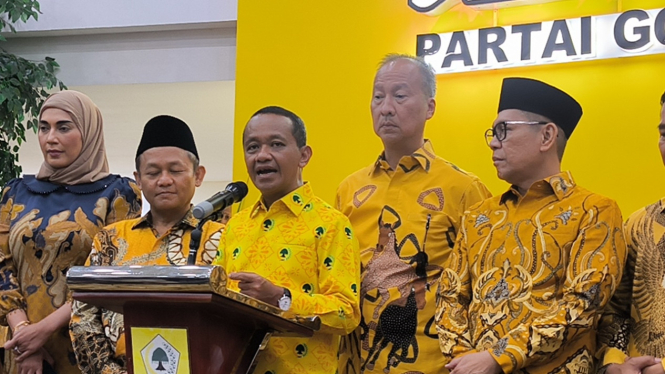 Ketua Umum Partai Golkar, Bahlil Lahadalia (tengah)