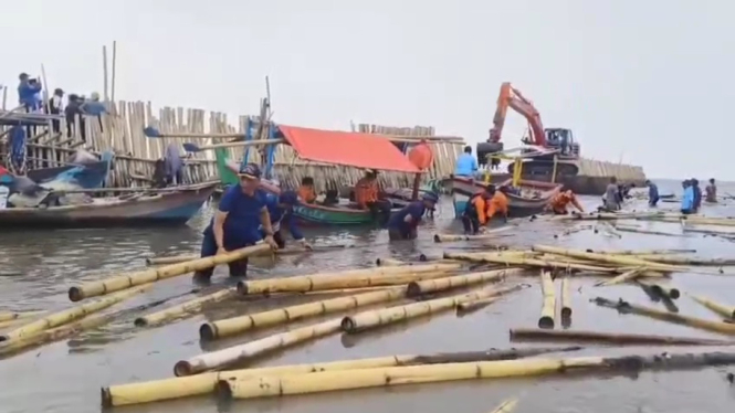 Proses pembongkaran pagar laut di Tangerang menggunakan alat berat