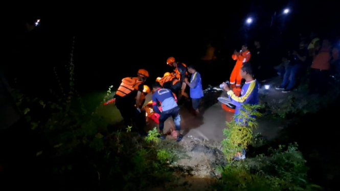 Tim SAR Evakuasi Pemuda Tewas Tenggelam di Lubang  Bekas Galian C di Kupang 
