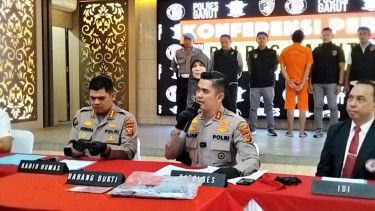 Kapolres Garut AKBP Mochmmad Fajar Gemilang (tengah) saat memberikan keterangan pers