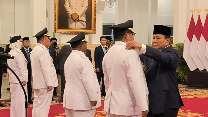 Presiden RI Prabowo Subianto melantik Gubernur dan Wakil Gubernur Provinsi Bangka Belitung dan Papua Pegunungan di Istana Merdeka, Jakarta Pusat, Kamis, 17 April 2025
