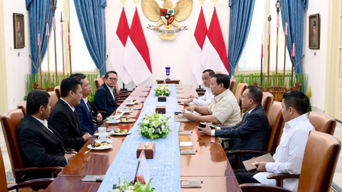 Momen Presiden RI Prabowo Subianto rapat bersama pimpinan Komisi V DPR RI di Istana Negara, Jakarta Pusat (sumber foto: Muchlis Jr - Biro Pers Sekretariat Presiden)