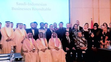 Ketua Umum Kadin Indonesia, Anindya Bakrie beserta jajaran Kadin Indonesia, berfoto bersama Menteri Perindustrian dan Sumber Daya Mineral Arab Saudi, Bandar Al-Khorayef beserta jajarannya, dalam pertemuan di kawasan Kuningan, Jakarta Selatan.