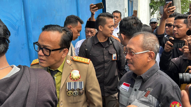 Wamenaker Immanuel Ebenezer dan Wawali Surabaya Armuji sidak soal penahanan ijazah eks karyawan di UD Sentosa Seal.