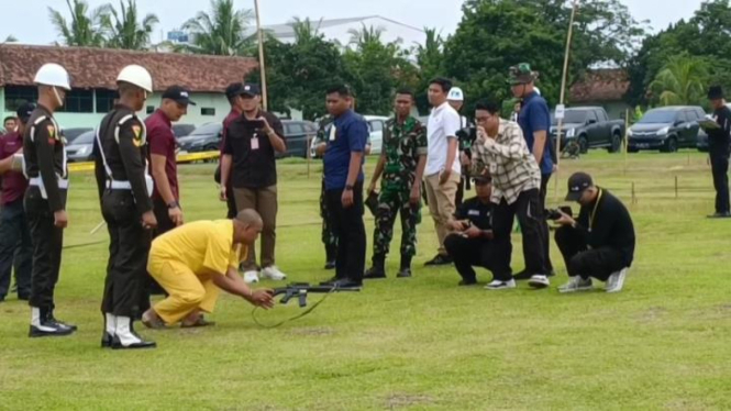 Kopda Basar memperagakan rekonstruksi penembakan 3 anggota Polres Way Kanan