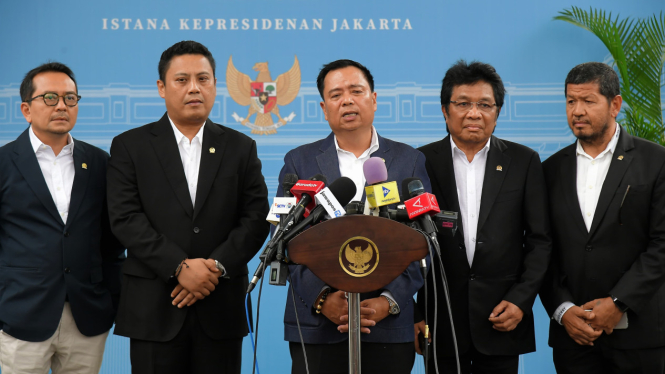 Ketua Komisi V DPR RI, Lasarus (tengah) di Kompleks Istana Kepresidenan, Jakarta Pusat (sumber foto: Biro Pers Sekretariat Presiden)