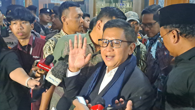 Sekjen PDIP Hasto Kristiyanto usai menjalani sidang pemeriksaan sakai kasua suap PAW DPR RI. Sidang pemeriksaan sakai digelar di Pengadilan Tipikor pada PN Jakpus, Kamis 17 April 2025