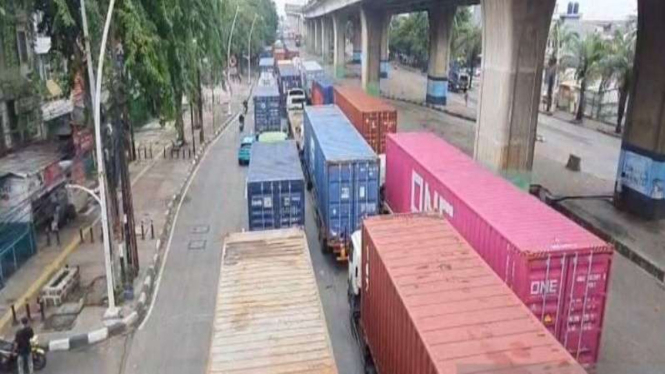 Ratusan truk petikemas masih terjebak kemacetan di Jalan Yos Sudarso, Jakut.