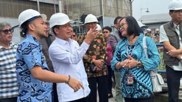 Menteri Lingkungan Hidup/Kepala Badan Pengendalian Lingkungan Hidup (BPLH) Hanif Faisol Nurofiq dan Wali Kota Solo Respati Ardi saat meninjau PLTSa Putri Cempo, Solo