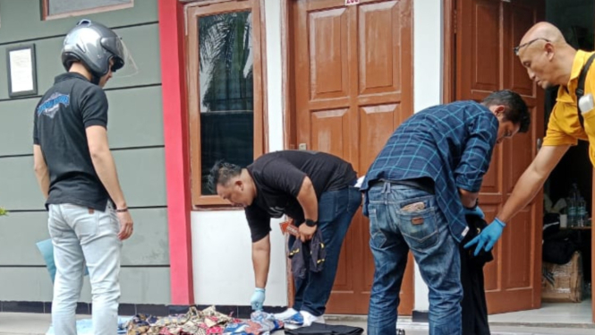Polisi menggeledah kamar kos oknum dokter kandungan tersangka pelecehan seksual 