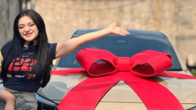 Nathalie Holscher hadiahkan anaknya mobil Honda HR-V