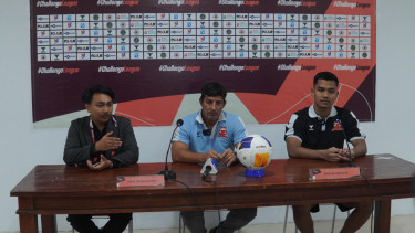 Pelatih Madura United Alfredo Vera (tengah)