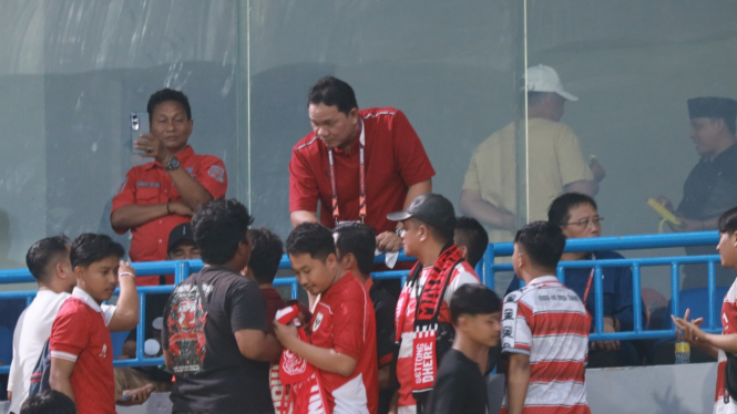 Presiden Madura United Achsanul Qosasi menyalami Kaconk Mania (Sumber: MO Madura United)