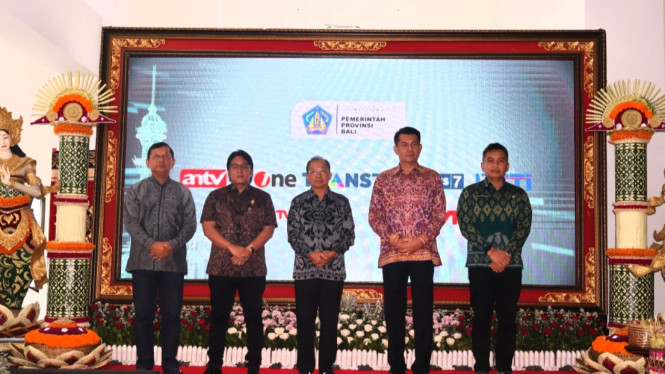 Gubernur Bali Wayan Koster dan Wakil Gubernur Bali Giri Prasta saat peluncuran siaran televisi digital dari Turyapada Tower