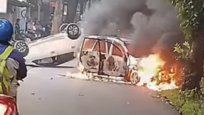 Mobil polisi dibakar saat menangkap ketua ormas di Depok