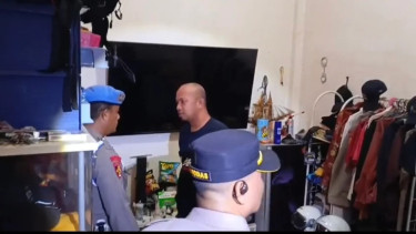 Tangkapan layar video oknum polisi digerebek sedang mesum dengan istri orang di kosan Gowa.