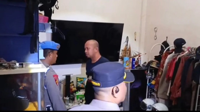 Tangkapan layar video oknum polisi digerebek sedang mesum dengan istri orang di kosan Gowa.