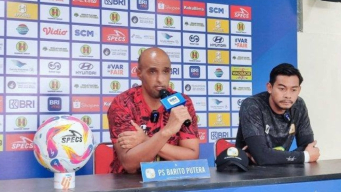 Pelatih Barito Putera, Vitor Tinoco, didampingi penjaga gawang Laskar Antasari, Satria Tama, saat konferensi pers sebelum laga melawan Persis Solo - Foto Dok Istimewa 