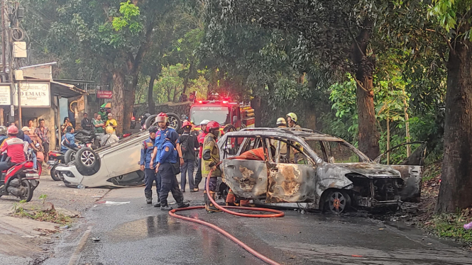Mobil polisi dirusak dan dibakar