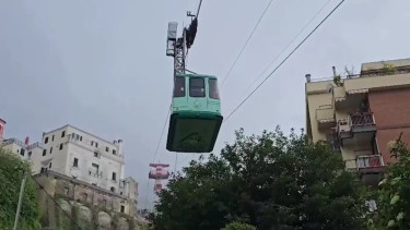 Kereta gantung yang membawa wisatawan di Italia
