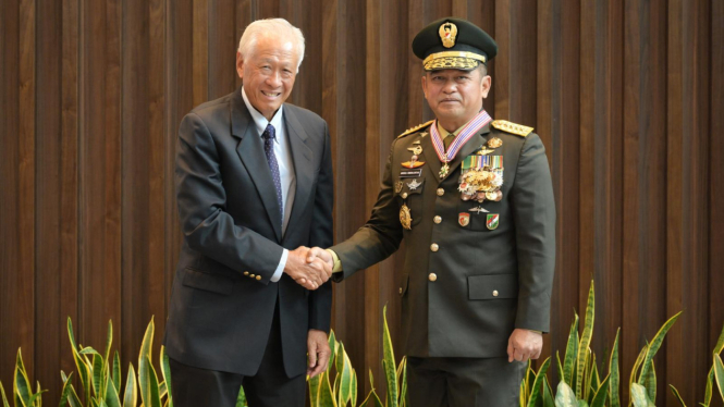 Menhan Singapura Anugerahi Medali kepada KSAD Jenderal Maruli