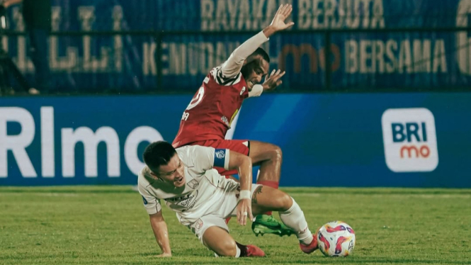 Kapten PS Barito Putera, Rizky Pora, saat berduel dengan pemain Persis Solo - Foto Dok Barito Putera